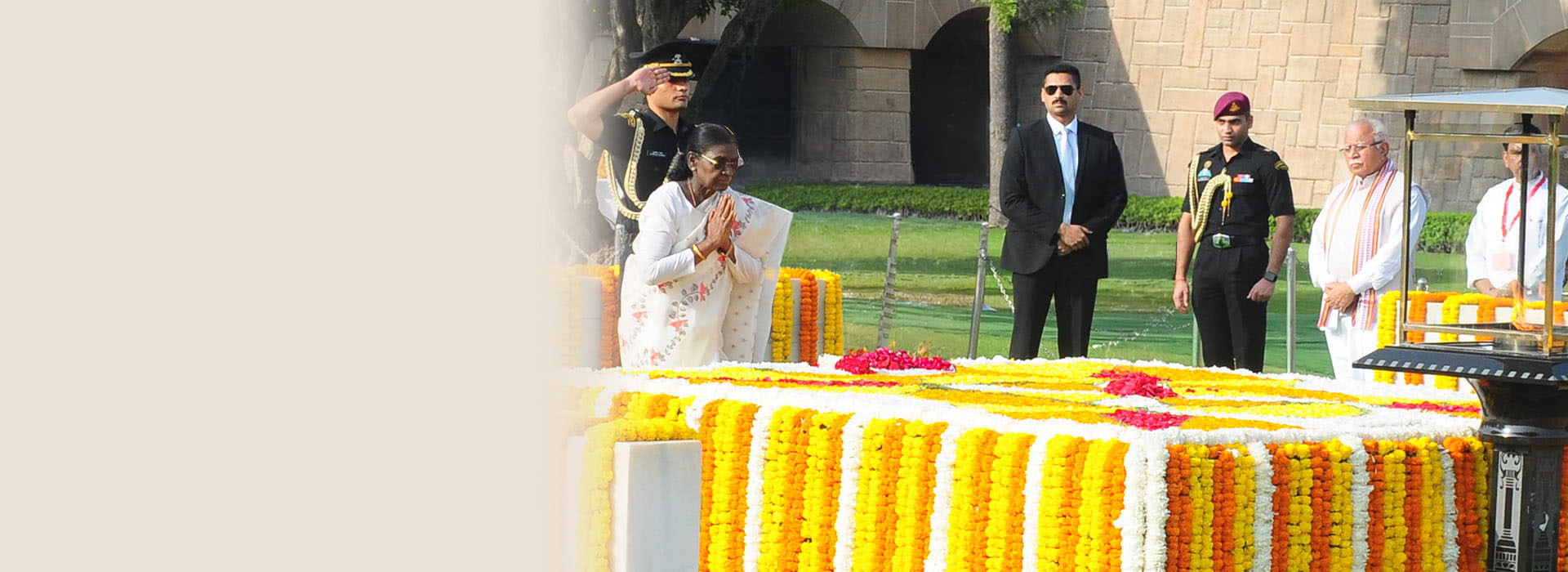 Smt. Droupadi Murmu, Hon'ble President of India pays tribute to Gandhi ji