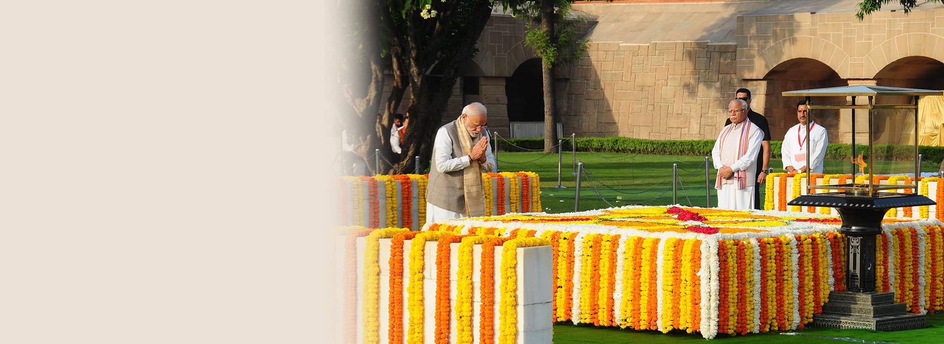 Shri Narendra Modi, Hon'ble Prime Minister of India pays tribute to Gandhi ji