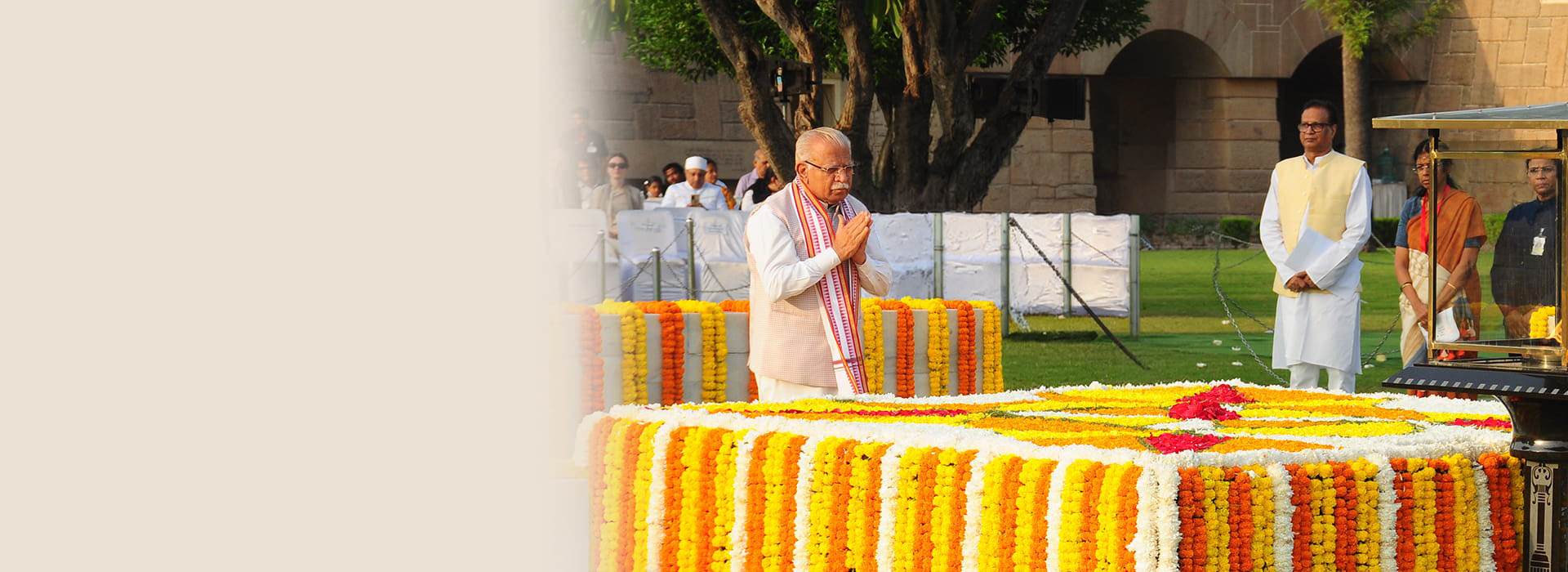Shri Manohar Lal, Hon'ble Minister of Housing &  Urban Affairs & Chairman Rajghat Samadhi Committee pays tribute to Gandhi ji