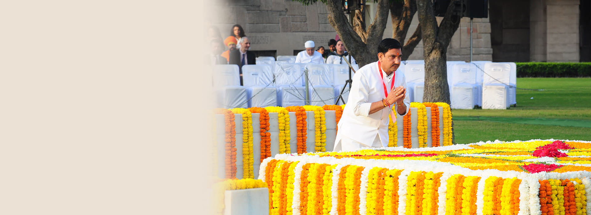 Shri Tokhan Sahu, Hon'ble Minister of State for Housing and Urban Affairs pays tribute to Gandhi ji