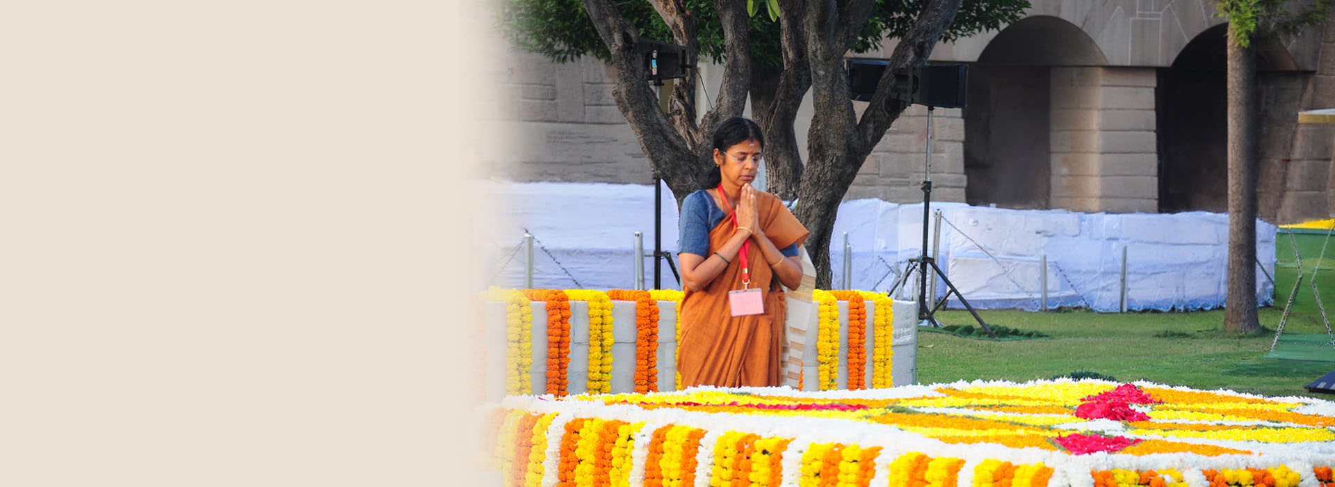 Ms. D. Thara, Secretary, Department of Capital Development, Ministry of Housing & Urban Affairs, pays tribute to Gandhi ji